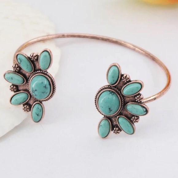 Jewelry - Boho Western Gold Tone Bangle Bracelet